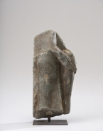 Fragment de statuette : Homme debout tenant devant lui l'image du dieu Osiris