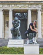 Pierpaolo Piccioli posant à la manière du Penseur, à côté de la statue en bronze