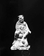 Figurine assise sculptée