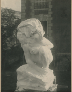 Femme accroupie (plâtre) dans le jardin de la Villa des Brillants à Meudon