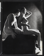 Couple de danseurs se préparant à poser à la manière d'une sculpture de Rodin pour un spectacle du Crazy horse saloon