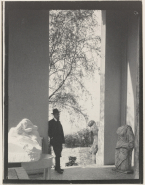 Rainer Maria Rilke sous le péristyle du pavillon de l'Alma