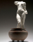 Assemblage : Nu féminin debout dans un vase antique à trois pieds