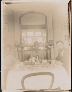 Florence Jeans à table entre un homme et une femme non identifiés, Lincoln Villa, Shanklin, Ile de Wight 