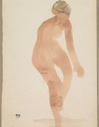 Femme nue penchée en avant, un pied soulevé