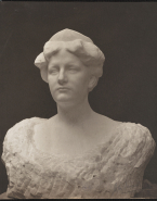 Buste de femme de face par John Tweed (marbre)