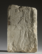 Fragment de relief mural :Homme debout, le bras droit plié sur la poitrine, vêtu d'un pagne à devanteau triangulaire en  peau de panthère