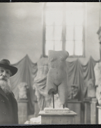 Rodin au milieu de sa collection d'antiques