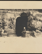 Milos Jiranek devant le bas-relief Les Vertus et les Vices par M. B. Braun (pierre)