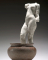 Assemblage : Nu féminin debout dans un vase antique à trois pieds