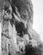 Les Eyzies (Dordogne). Maisons préhistoriques dans les rochers.