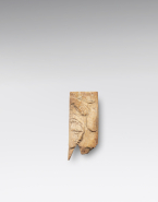 Fragment de relief : main tenant une outre