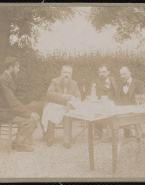 Rodin, Auguste Clot à droite et deux hommes non identifiés dans le jardin