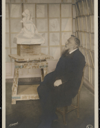 Rodin assis devant le marbre de Psyché et l'Amour