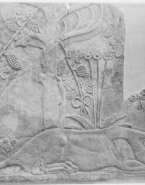 Bas-relief avec une lionne tapie au milieu de la végétation (assyrien ?)