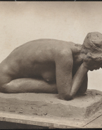 Femme corps penché en avant la tête entre les mains par John Tweed (terre)