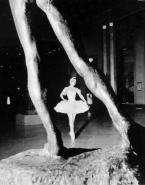 Ludmila Tcherina dansant dans l'exposition Rodin au Palais de la Méditerranée à Nice
