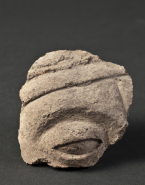 Fragment de visage anthropomorphe provenant d'une figurine