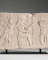 Horus hierocéphale trônant entre les images divines d'un faucon et d'un cobra