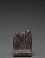 Groupe sculpté : Deux figures féminines debout