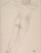 Femme nue debout, de dos, enfilant un vêtement par les bras