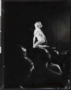 Public devant une danseuse se préparant à poser à la manière d'une sculpture de Rodin lors d'un spectacle du Crazy horse saloon