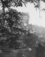 Rocamadour. Vue du rocher à travers les noyers.