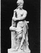 Figurine féminine à la jarre sculptée