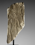 La déesse Hathor debout coiffée du disque, des cornes et d'une plume.