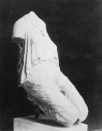 Statue féminine antique agenouillée