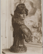 Bellone (bronze) devant la Porte de l'Enfer (plâtre)