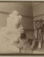 Rodin dans son atelier accoudé au Baiser (marbre)