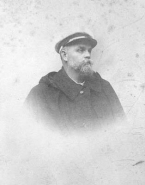 Portrait d'un marin non identifié coiffé d'une casquette blanche