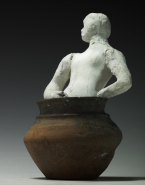 Assemblage : Nu féminin (?) à tête de femme slave, dans un vase