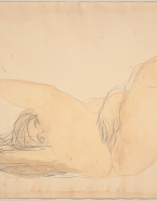 Femme nue sur le dos, de face, une main retenant un pied et l'autre sur le sexe