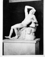 Statue antique d'homme assis à la renverse sur une peau de félin