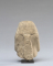 Fragment de statuette avec pilier dorsal : personnage masculin enveloppé dans son manteau
