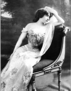 Portrait de Valentine de Saint-Point posant sur une chaise