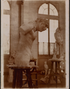 Figure préliminaire en terre et plâtre de l'Étude de femme à mi-corps, dans le pavillon de l'Alma à Meudon