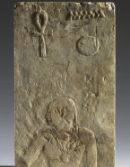 Fragment de stèle : enfant tourné vers la droite