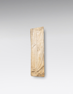 Fragment de relief : drapé et pilastre