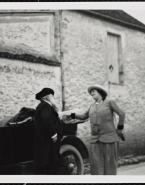 Rodin et une femme non identifiée avec une voiture