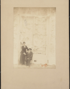 Rodin et Henriette Coltat assis devant la Porte de l'Enfer (plâtre)