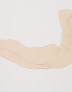 Femme nue allongée sur le côté et appuyée sur une main