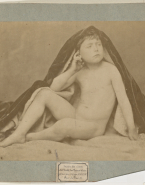 Jeune garçon nu assis sous une couverture