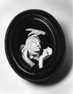 Assemblage : Tête de Saint Jean-Baptiste et trois mains, dans une boîte-reliquaire