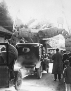 Des Eyzies à Périgueux. Pour honorer le président on a l’idée originale de constituer un arc de triomphe en paniers d’osier, l’industrie locale.