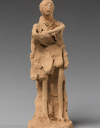 Figure vêtue debout appuyée contre un tertre, bras croisés, esquisse