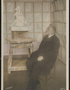 Rodin assis devant le marbre de Psyché et l'Amour, dessins encadrés au mur