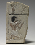 Fragment d'une stèle :  Au registre supérieur : la partie antérieure d'un taureau Hapi devant des fleurs. Au registre inférieur, un personnage agenouillé tourné vers la droite, les bras levé en signe d'adoration.